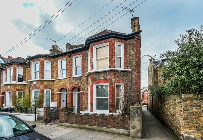 3 Bedroom Property To Rent In Lavender Sweep, London, SW11