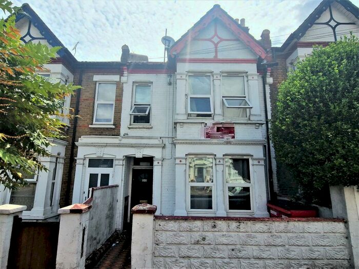 Studio To Rent In Room Heygate Avenue, SS1