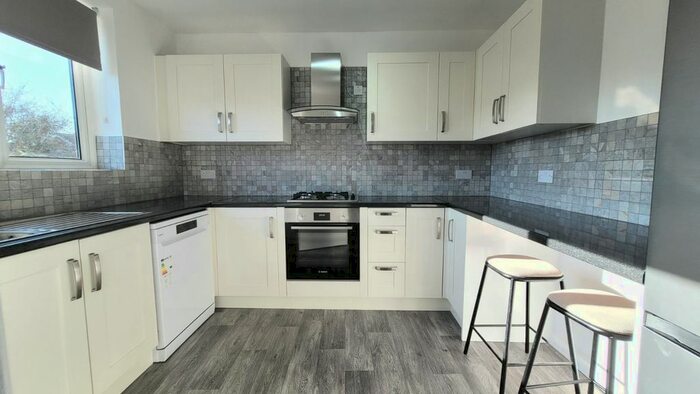 2 Bedroom Flat To Rent In Moatfield Road, Bushey, WD23