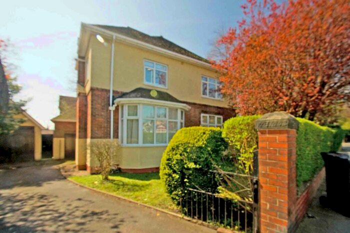 2 Bedroom Flat To Rent In Spen Road, West Park, Leeds, LS16