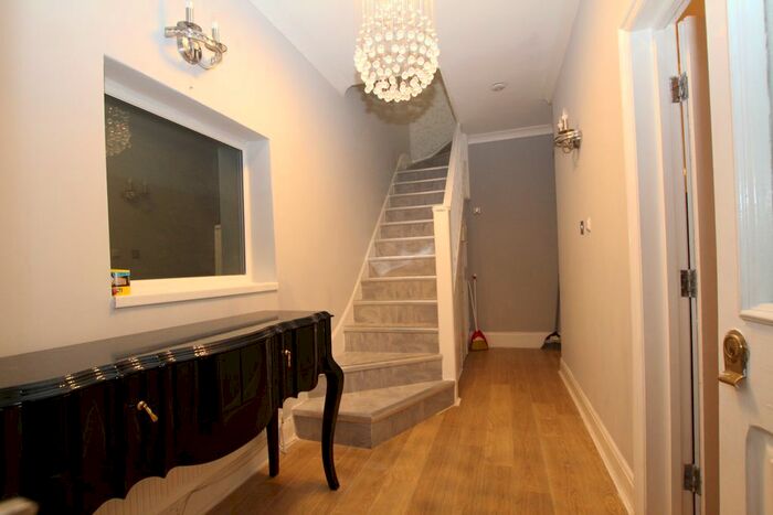 6 Bedroom Houseboat To Rent In Ridge Avenue, London, N21