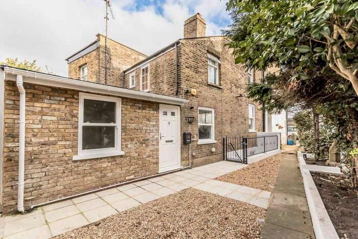 3 Bedroom Flat To Rent In The Green, Twickenham, TW2