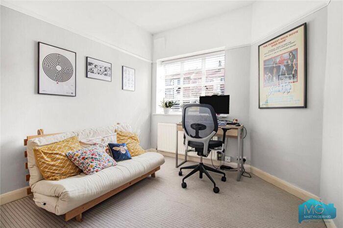 2 Bedroom Apartment For Sale In The Lindens, Friern Park, London, N12