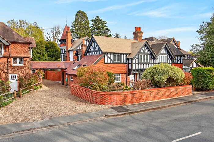 3 Bedroom Semi-Detached House For Sale In Lower Cookham Road Maidenhead, Berkshire, SL6