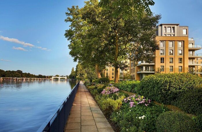 3 Bedroom Flat To Rent In Pinewood Gardens, Teddington, TW11