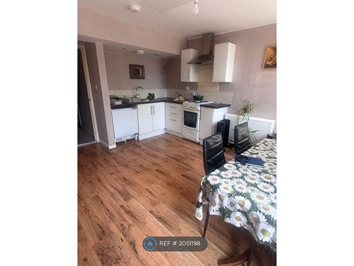 2 Bedroom Flat To Rent In Two Mile Hill Road, Bristol, BS15