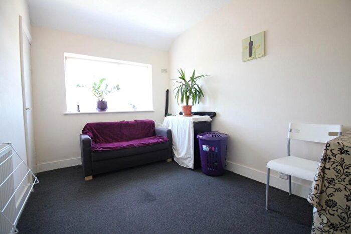 1 Bedroom Flat To Rent In Vicarage Farm Road, Heston, Hounslow, TW5