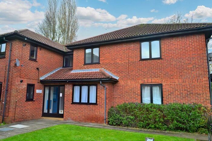1 Bedroom Flat To Rent In Holme Place, Hemel Hempstead, HP2