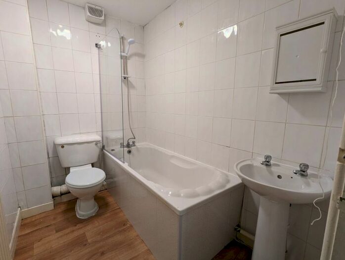 1 Bedroom Flat To Rent In Flat, , Hathersage Road, Manchester, Greater Manchester, M13