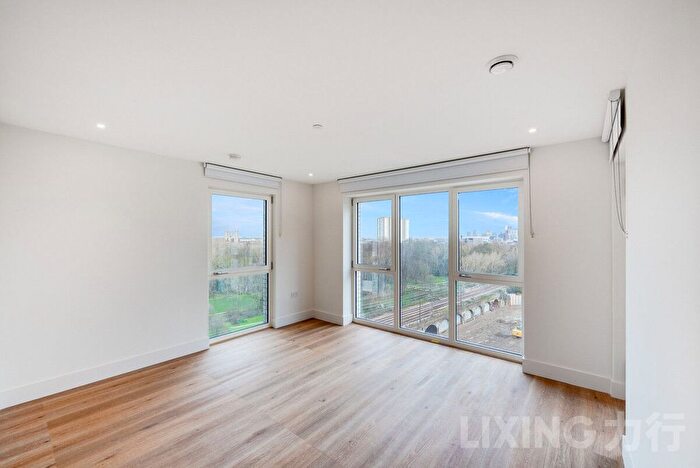 2 Bedroom Flat To Rent In Maple Mews, Bow, E3