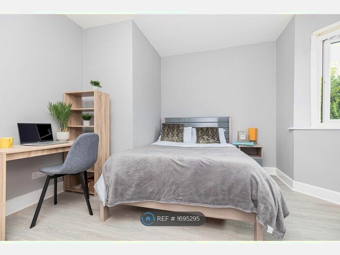 5 Bedroom Detached House To Rent In Wallisdown Road, Bournemouth, BH12