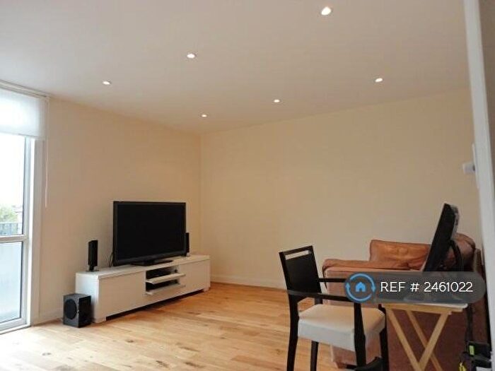 3 Bedroom Flat To Rent In Tottenham Road, London, N1