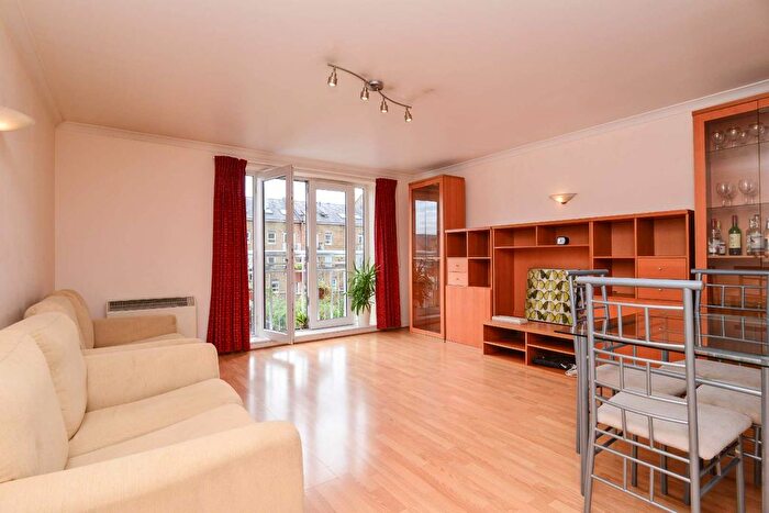 2 Bedroom Flat To Rent In Millennium Drive, Isle Of Dogs, London, E14