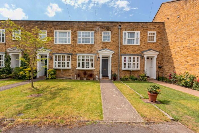 3 Bedroom Terraced House To Rent In Lantern Walk, Maidenhead, Berkshire, SL6