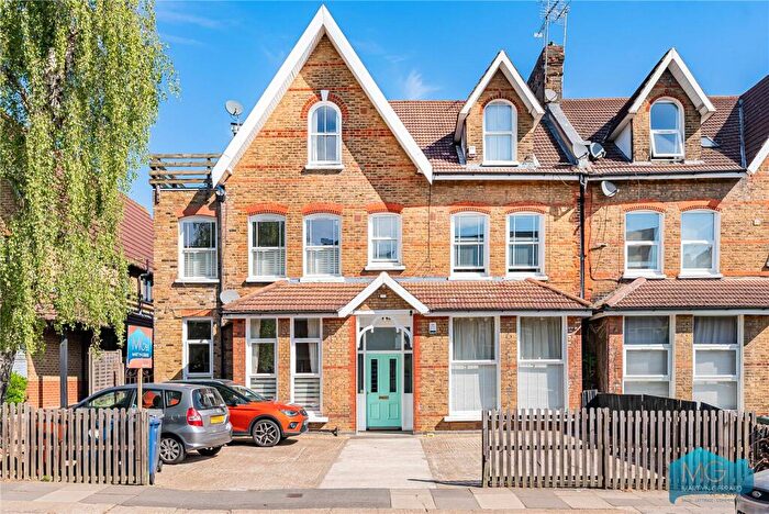 2 Bedroom Apartment For Sale In Torrington Park, London, N12