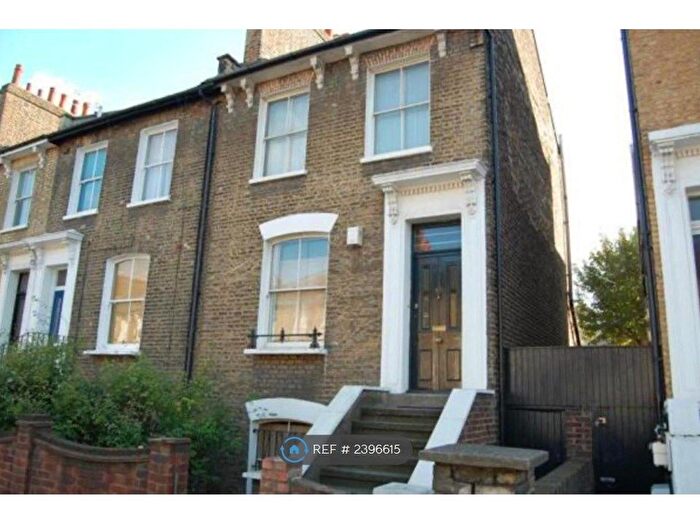 3 Bedroom Flat To Rent In Graham Road, London, E8
