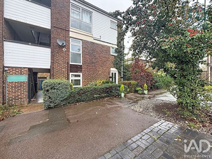 2 Bedroom Maisonette For Sale In Willowfield, Harlow, CM18
