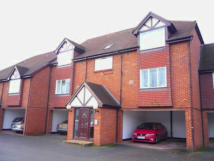 Studio To Rent In Hatton Road, Bedfont, Feltham, TW14