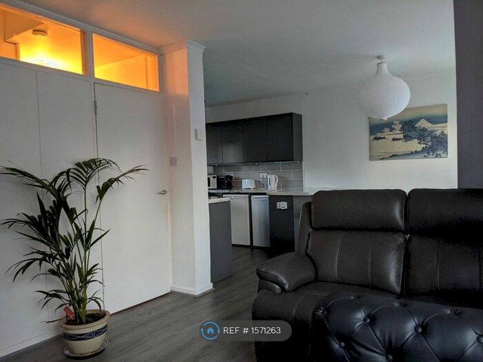 2 Bedroom Flat To Rent In Keevil Drive, London, SW19