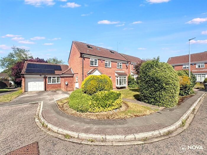 5 Bedroom Detached House For Sale In Binham Close, Luton, LU2