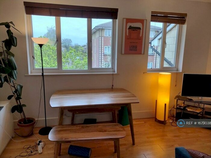 2 Bedroom Flat To Rent In Holly Street, London, E8