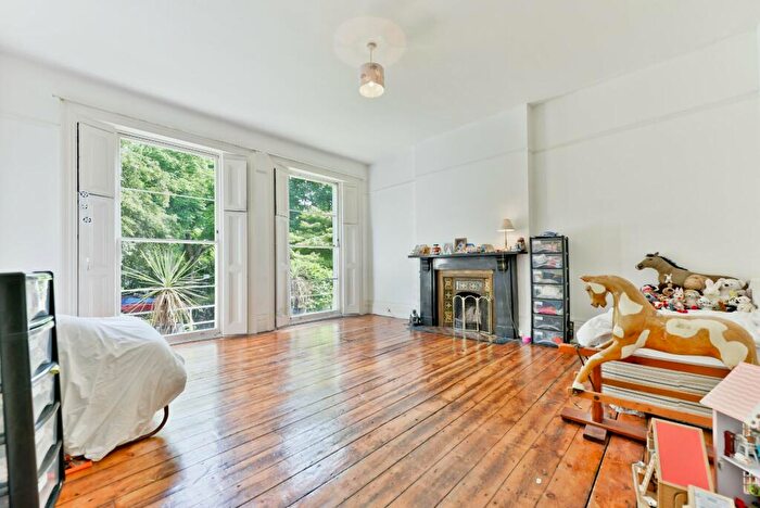 3 Bedroom Maisonette To Rent In Camden Square, London, NW1