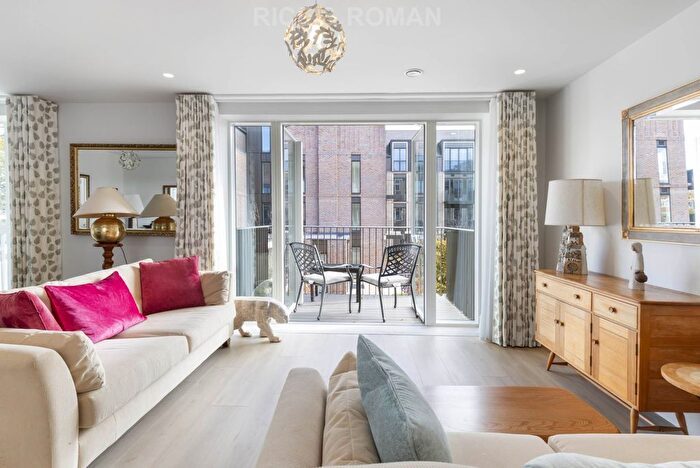 2 Bedroom Flat For Sale In Sherwood Manor, West Byfleet, KT14