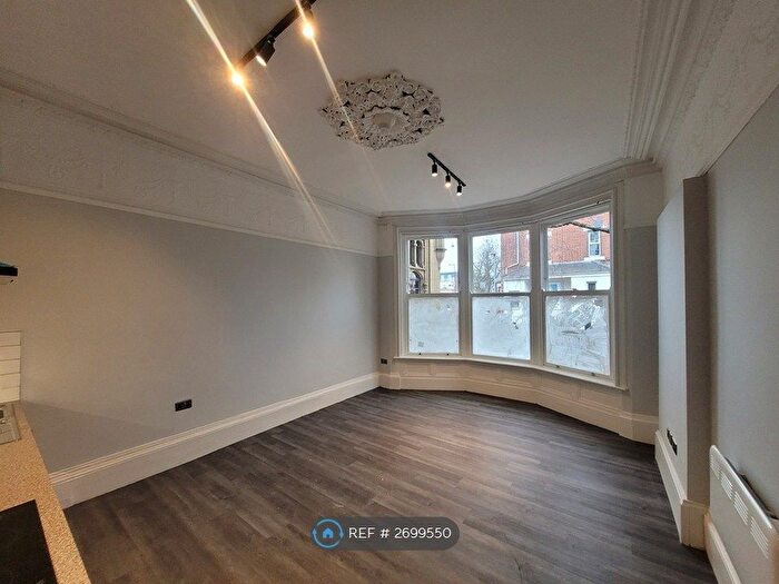 1 Bedroom Flat To Rent In Swinbourne Grove, Manchester, M20