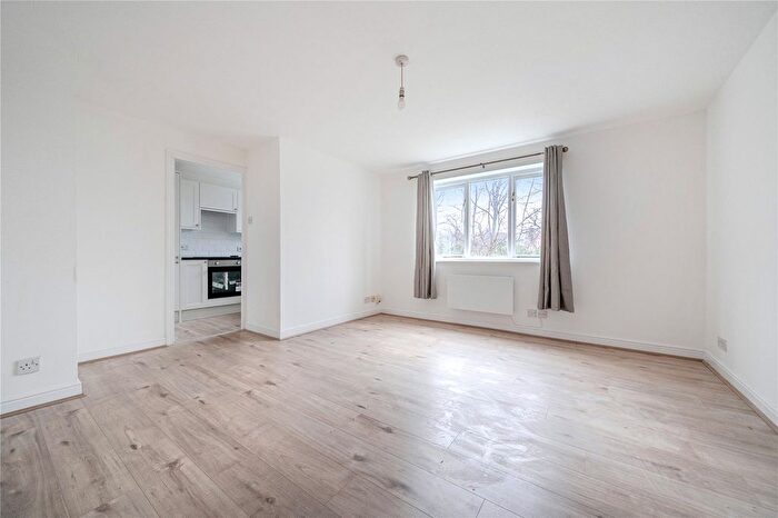 2 Bedroom Flat To Rent In Kirkland Drive, Enfield, EN2