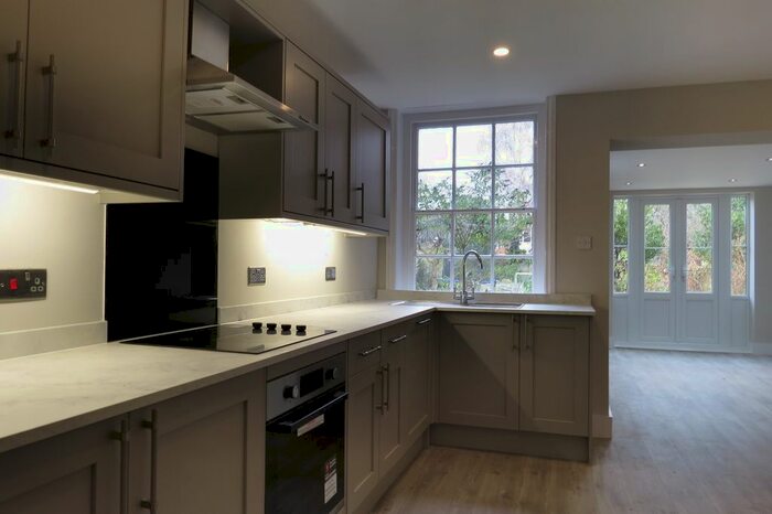 2 Bedroom Flat To Rent In Chatsworth Way, West Norwood, London SE27