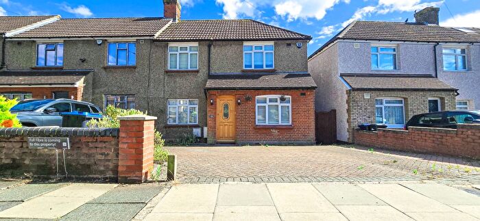 3 Bedroom Semi-Detached House To Rent In The Fairway, London, N14