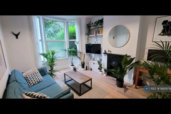 2 Bedroom Flat To Rent In Leyton, London, E10