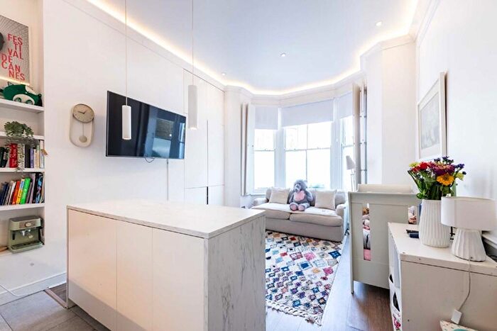 1 Bedroom Flat For Sale In Callcott Road, Brondesbury Park, NW6