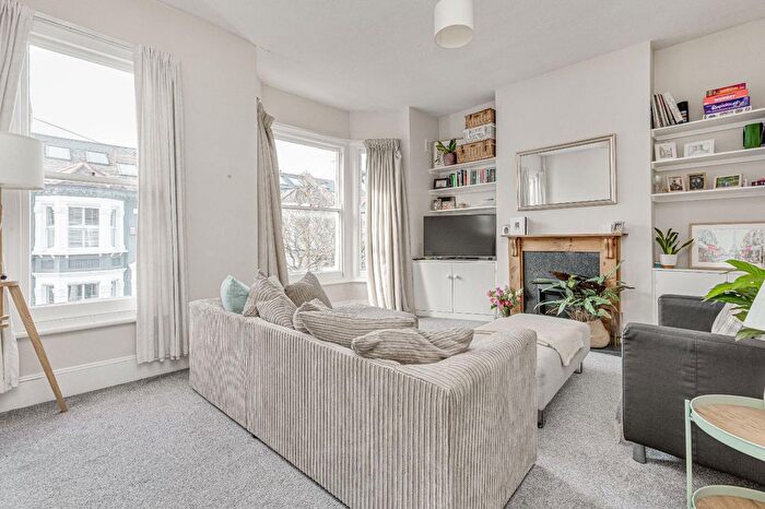 2 Bedroom Flat To Rent In Sugden Road, Clapham Common, SW11