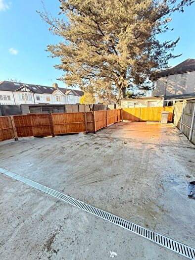 3 Bedroom Flat To Rent In Ilford, IG4