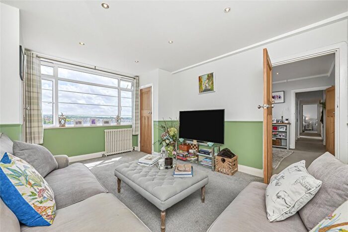 2 Bedroom Flat For Sale In Balham High Road, London, SW17