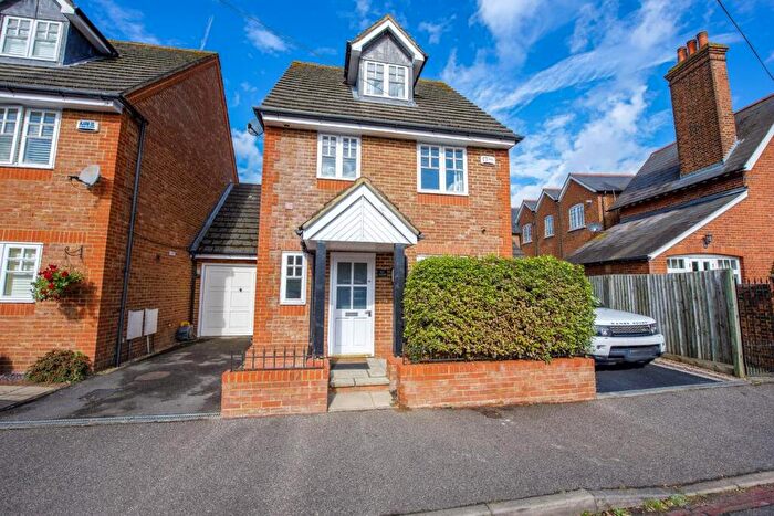 4 Bedroom Detached House To Rent In Queen Street, Chertsey, Surrey, KT16