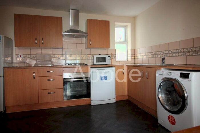 3 Bedroom Flat To Rent In - Burley Road Tff, Leeds, West Yorkshire, LS3