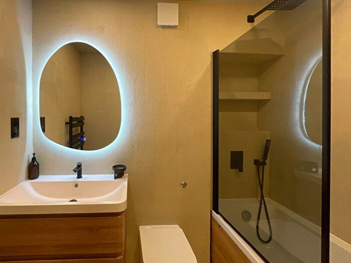 3 Bedroom Flat To Rent In Wollaston Close, Elephant And Castle, London, SE1