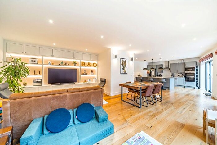 3 Bedroom Flat For Sale In Gressenhall Road, Wandsworth, SW18