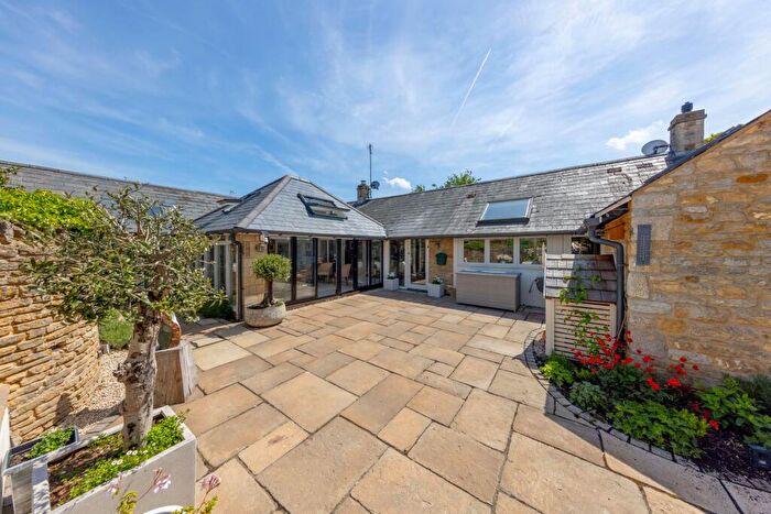 2 Bedroom Barn Conversion For Sale In Manor Farm Close, Kingham, OX7