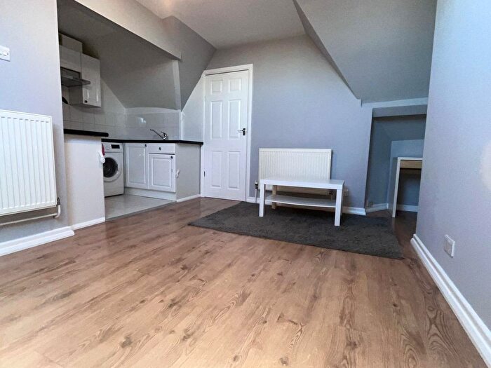 1 Bedroom Flat To Rent In Great West Road, Hounslow, TW5