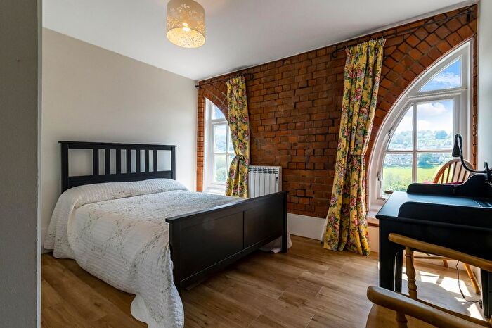 2 Bedroom Flat For Sale In Cheapside, Stroud, Gloucestershire, GL5