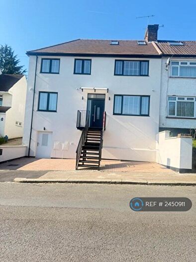 3 Bedroom Flat To Rent In Warwick Road, Barnet, EN5