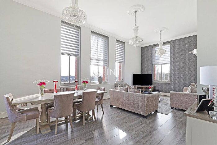 2 Bedroom Flat To Rent In Brandesbury Square, Repton Park, Woodford Green, Essex, IG8