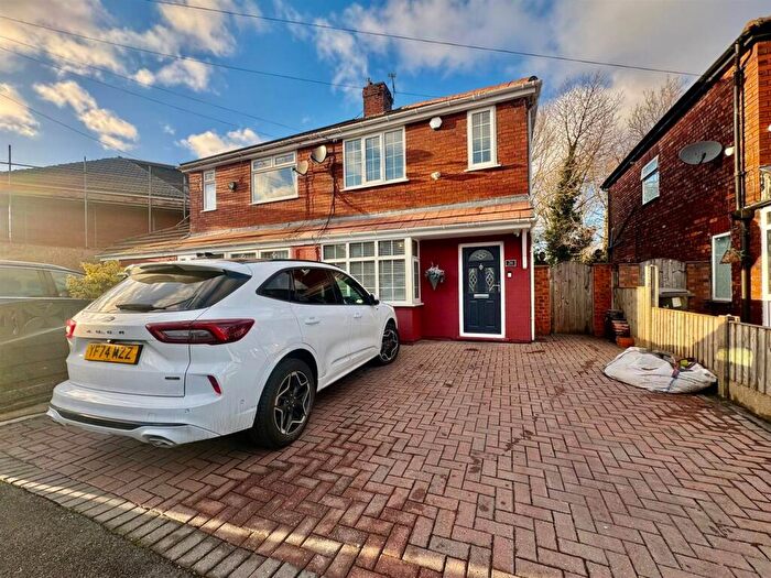 3 Bedroom Town House For Sale In Edgeware Road, Chadderton, Oldham, OL9