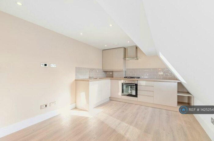 2 Bedroom Flat To Rent In Buckingham Place, High Wycombe, HP13
