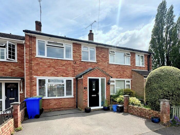 3 Bedroom Semi-Detached House For Sale In Alfonso Close, Aldershot, GU12