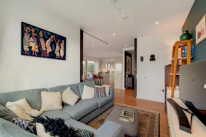 3 Bedroom Flat To Rent In Sayer Street, Elephant And Castle, London, SE17