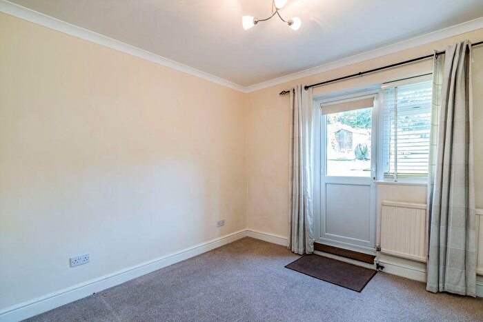 1 Bedroom Flat To Rent In West Wycombe Road, HP12